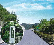 霊園へのアプローチ。車幅を確保した霊園入口。安全に園内までお入りいただけます。