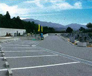 駐車場。広い駐車場を完備。墓域のそばまで、車での乗り入れが可能です。